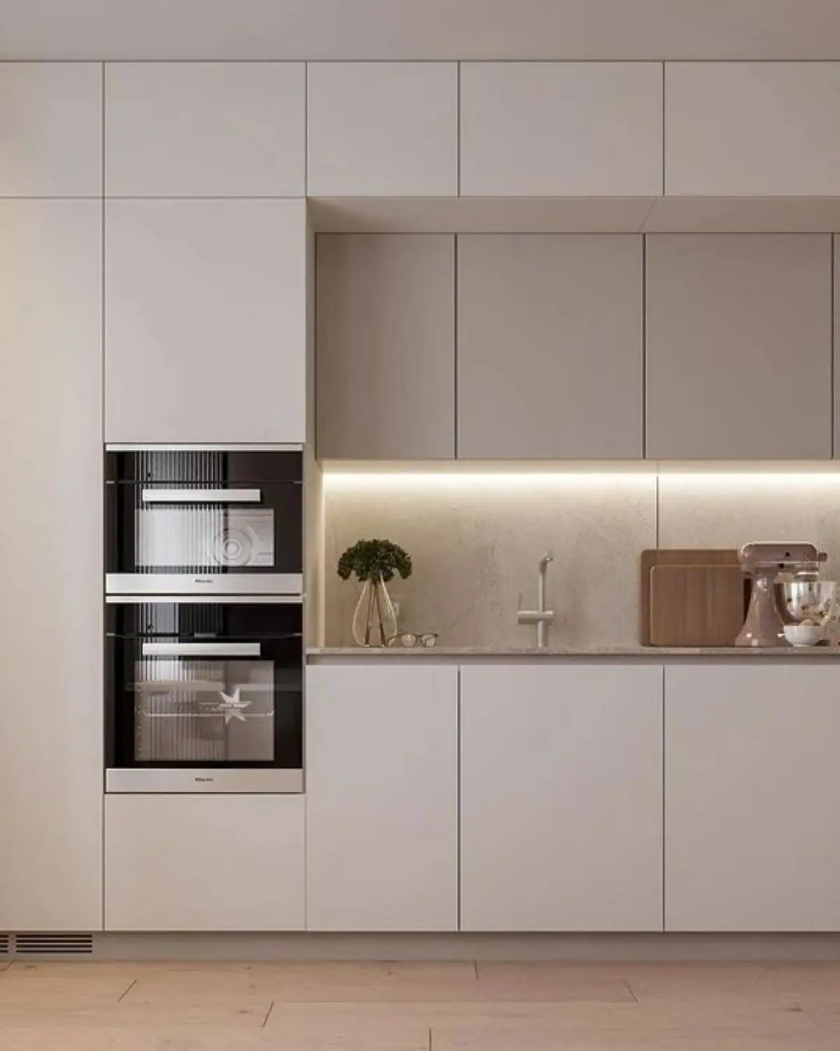 کابینت مینیمالیستی کرم روشن سفید و کفپوش چوب طبیعی