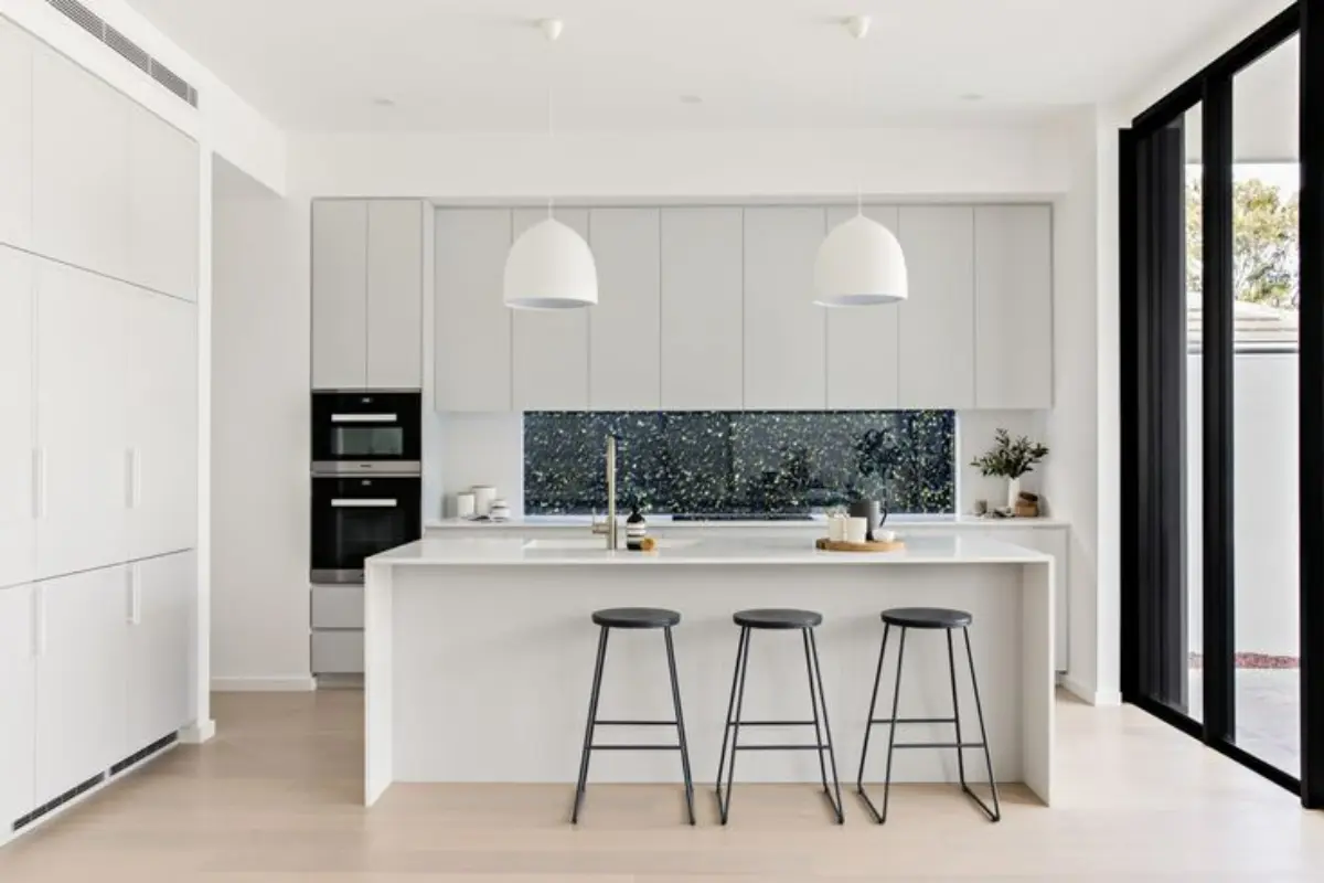 نصب کابینت پیش ساخته  سفید مدرن سفید با دستگیره مخفی