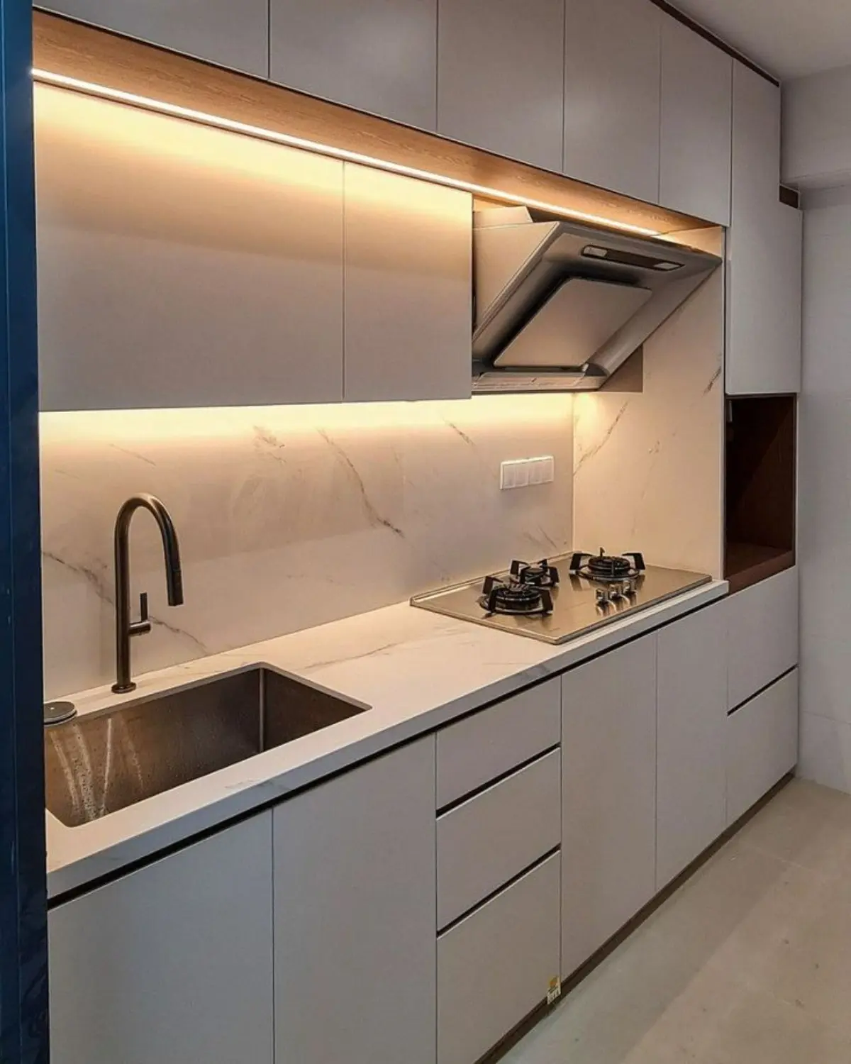 نور مخفی زرد زیر کابینت دیواری مدرن سفید
