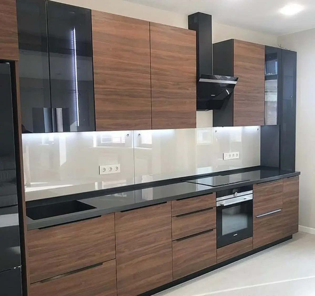 کابینت چوبی و مشکی مدرن