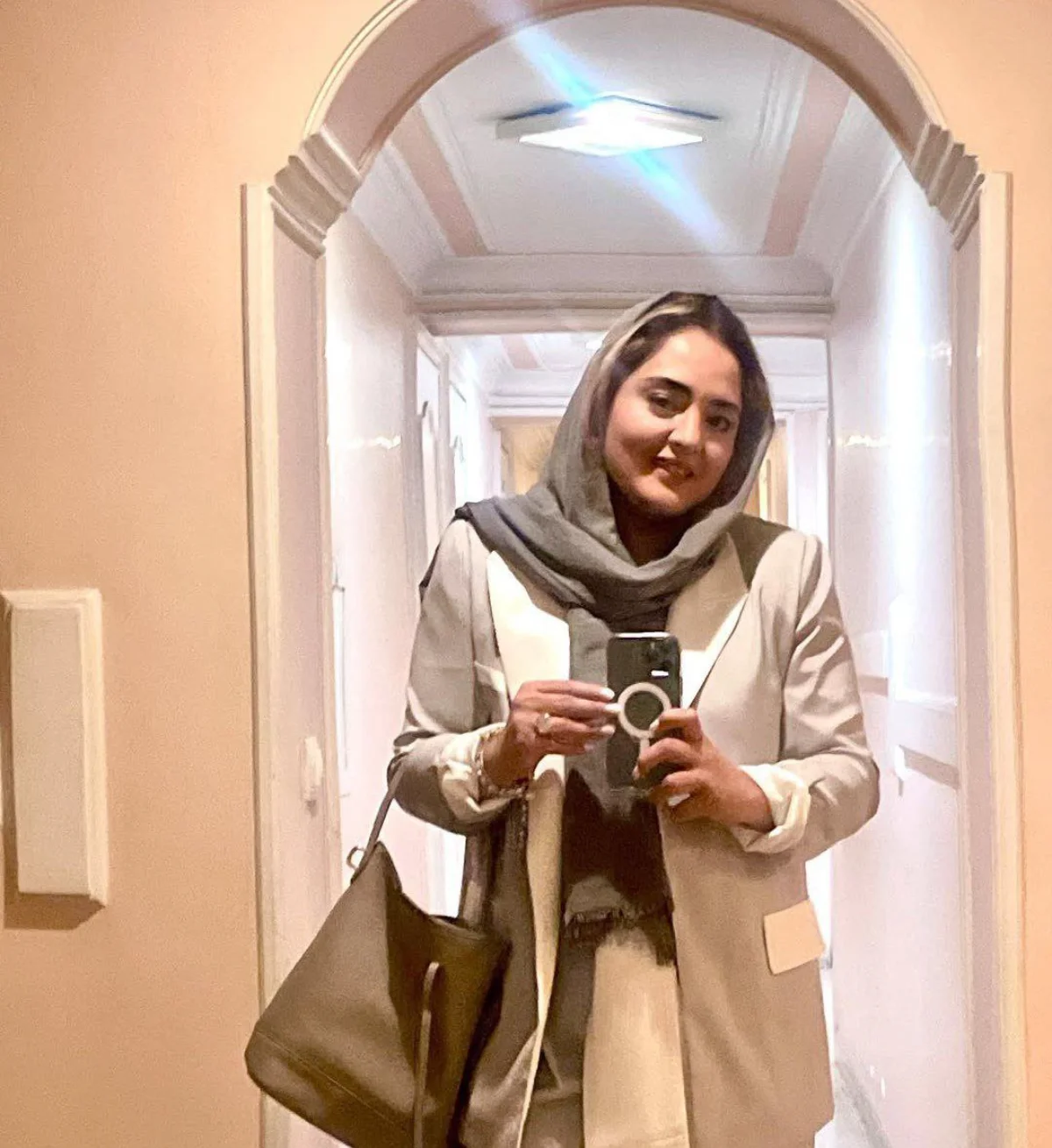 نرگس محمدی که در آیینه خانه اش