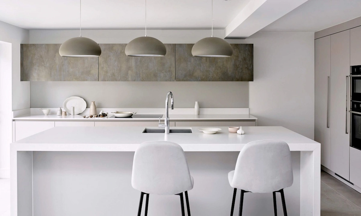 کابینت مینیمال سفید یک‌دست با جزیره سفید
