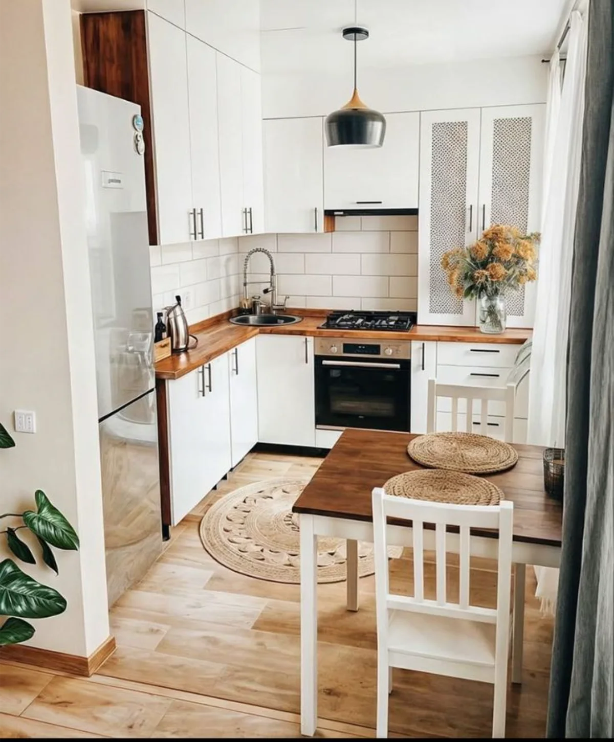 کابینت مدرن سفید با صفحه کابینت چوبی