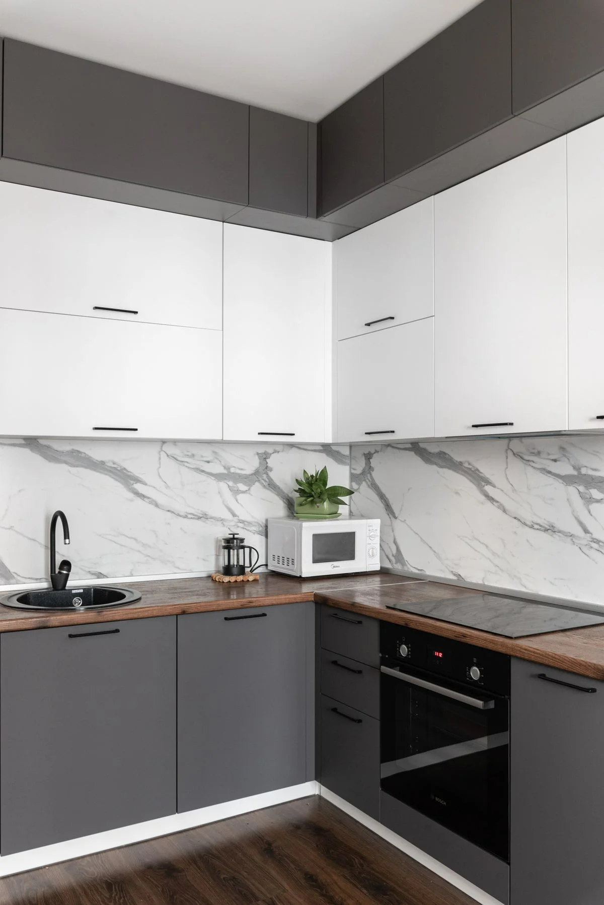 ترکیب کابینت ام دی اف طوسی و سفید مدرن با دستگیره مشکی