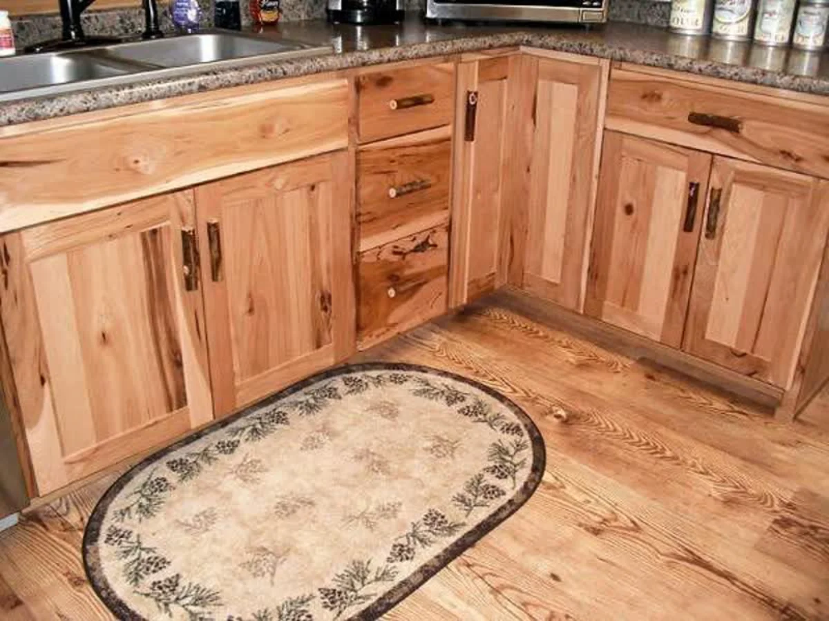 آشپزخانه با کابینت روستیک چوبی و کفپوش چوبی با فرش