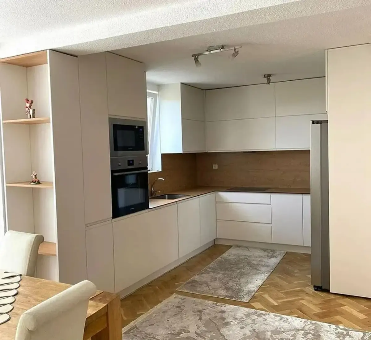 آشپزخانه ای همراه با کابینت های مدرن ام دی اف و کفپوش چوبی