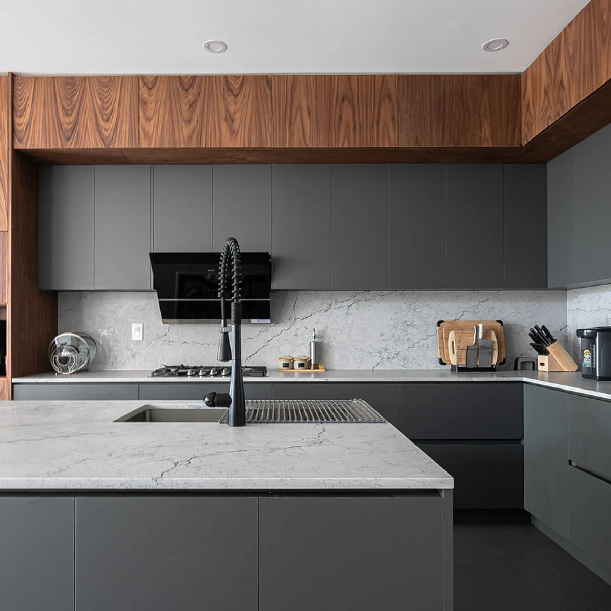 کابینت مدرن طوسی قهوه‌ای