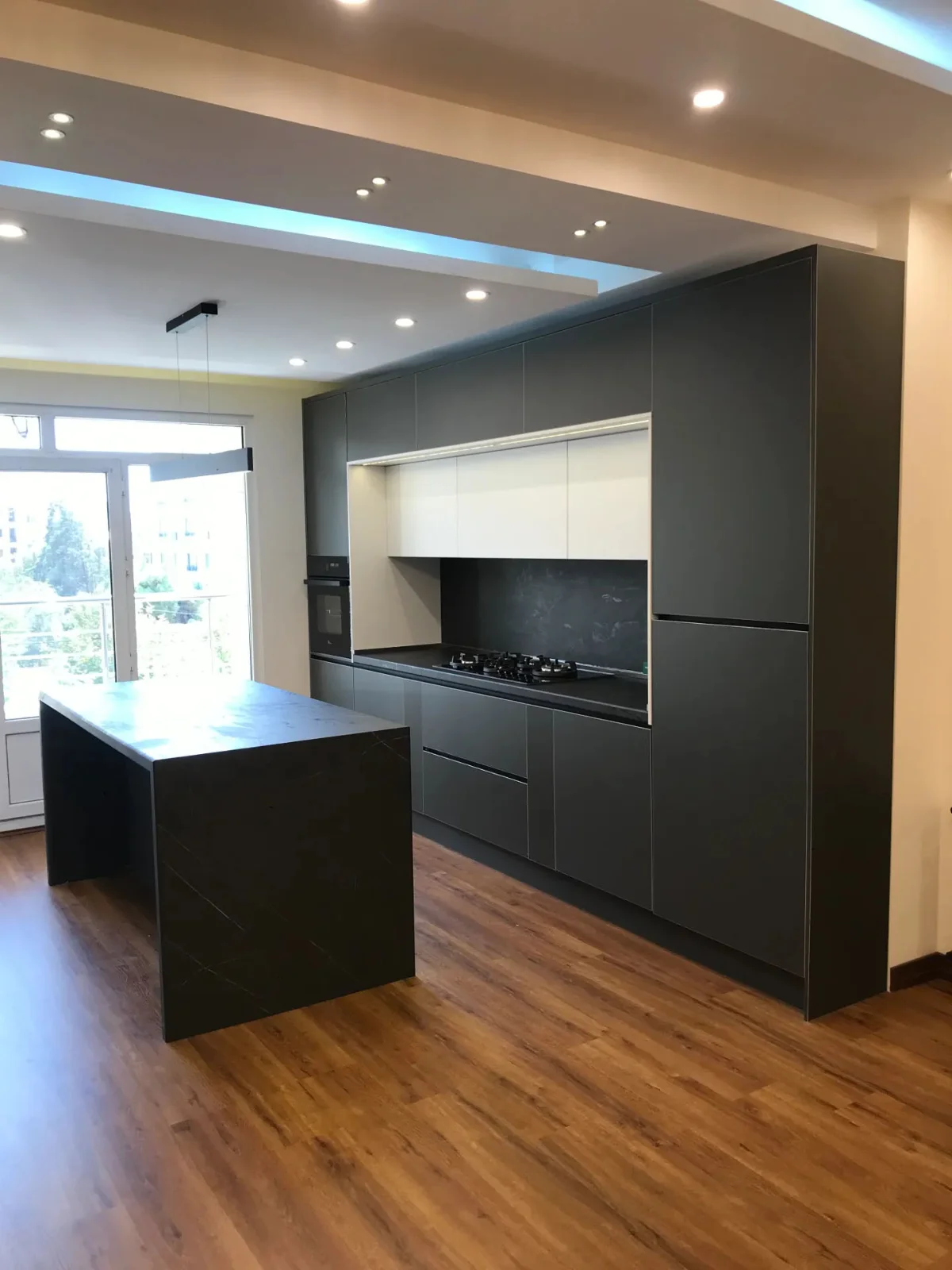 کابینت ام دی اف مشکی سفید پلکانی مدرن با جزیره مشکی