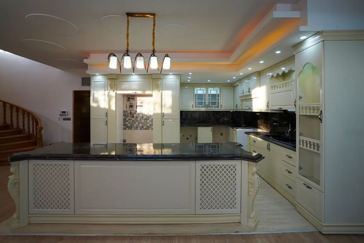 کابینت و جزیره روکش چوب ملچ سفید به سبک کلاسیک و با صفحه کابینت مشکی