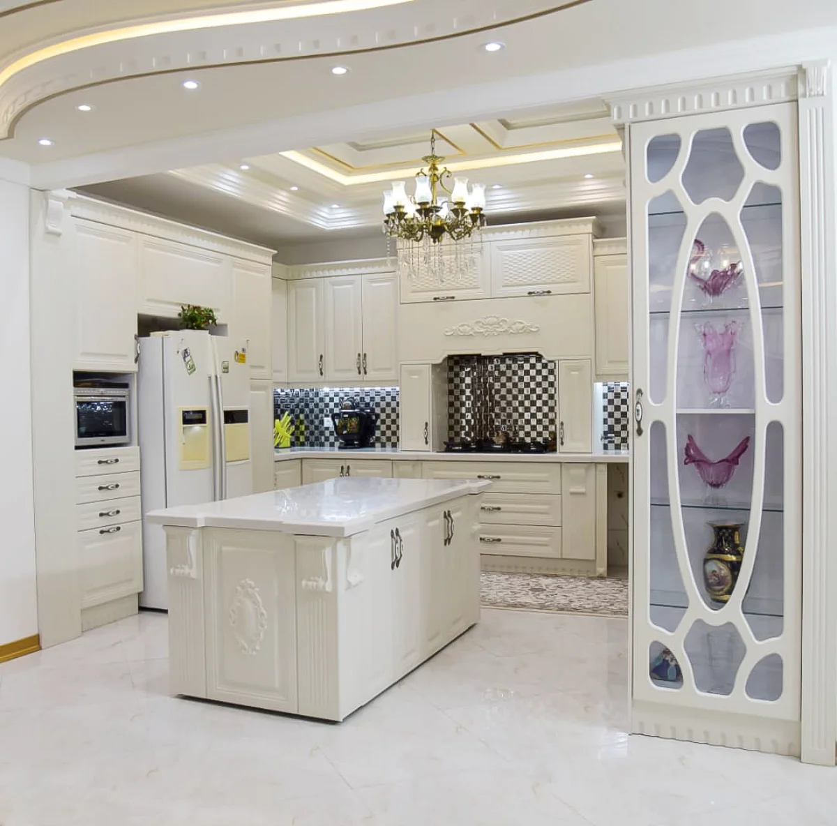  کابینت کلاسیک ممبران سفید با جزیره و کابینت با درب ویترینی