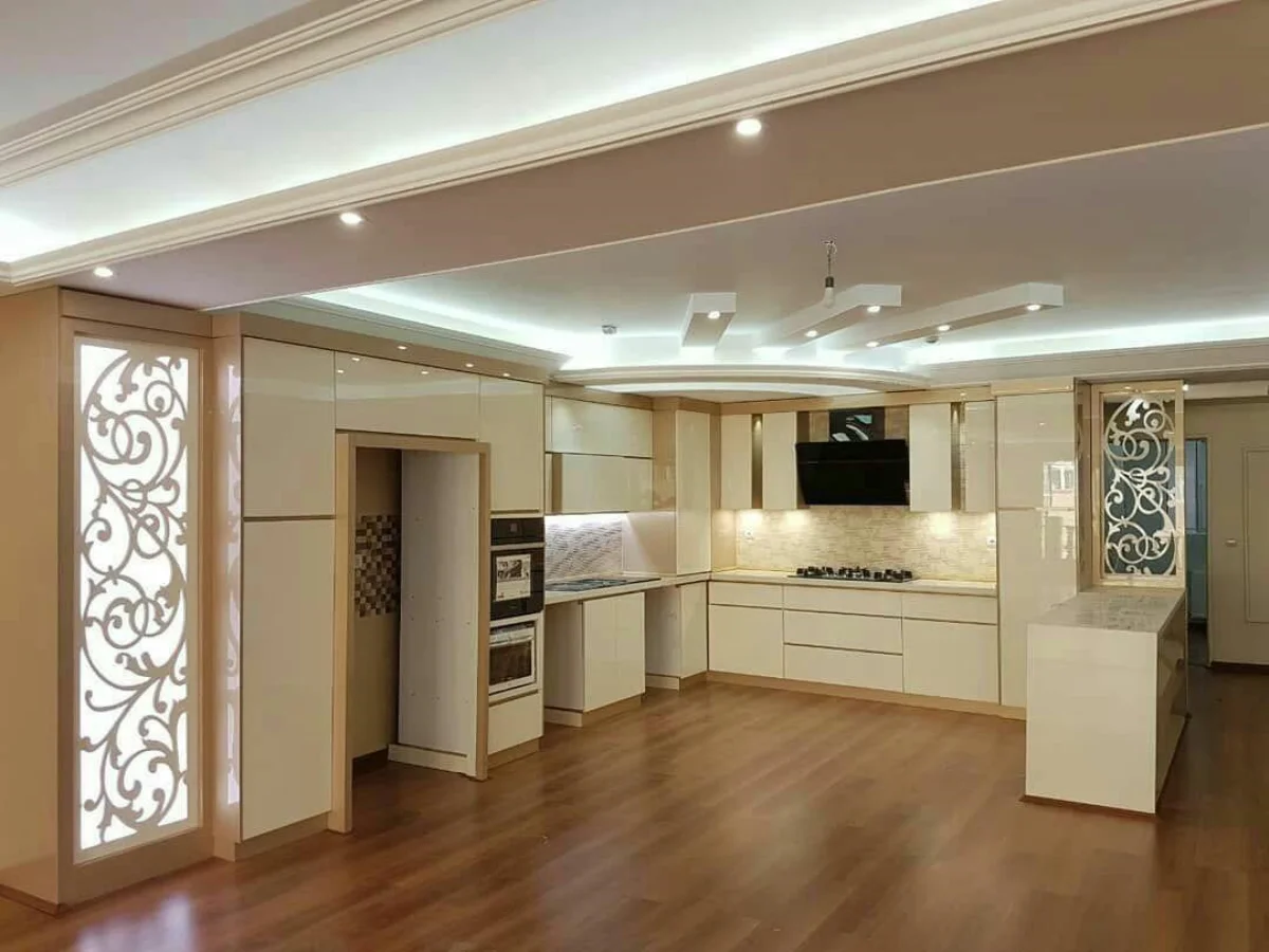 کابینت های گلاس در آشپزخانه بزرگ با رنگ کرمی و بدن دستگیره و ترکیب با کف پوش چوبی