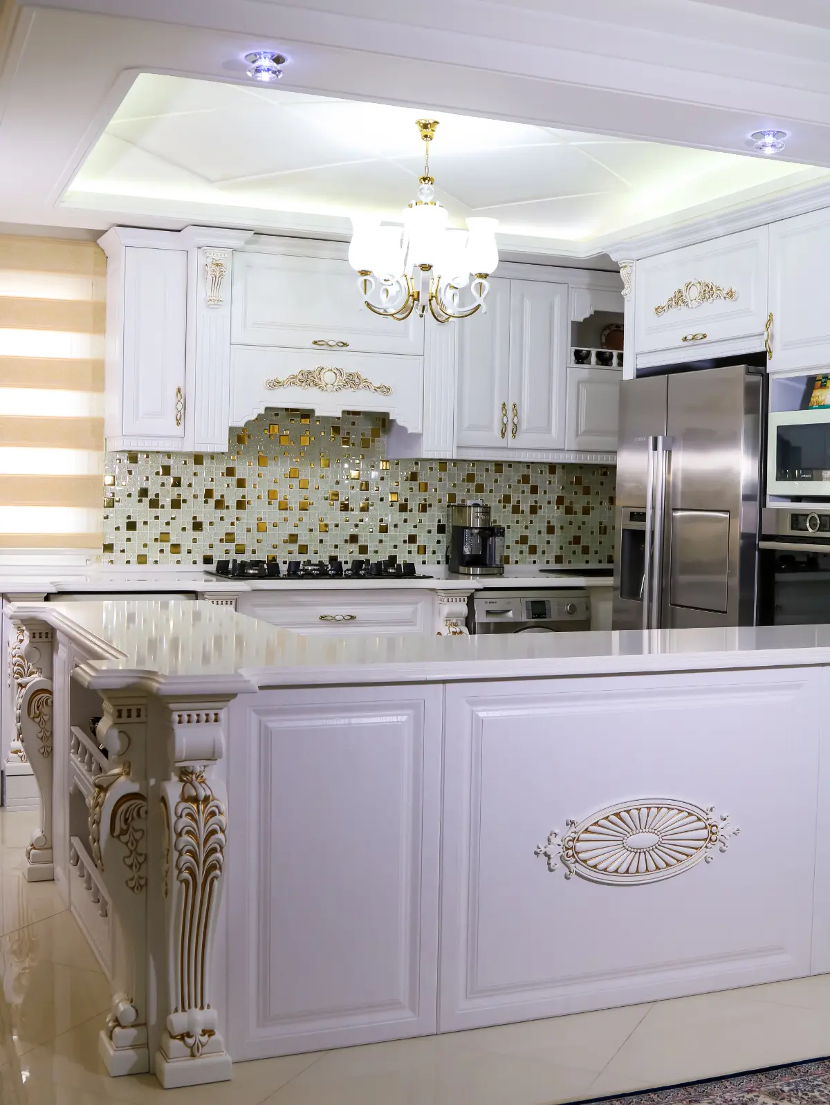 کابینت ممبران کلاسیک سفید با کنده‌کاری طلایی