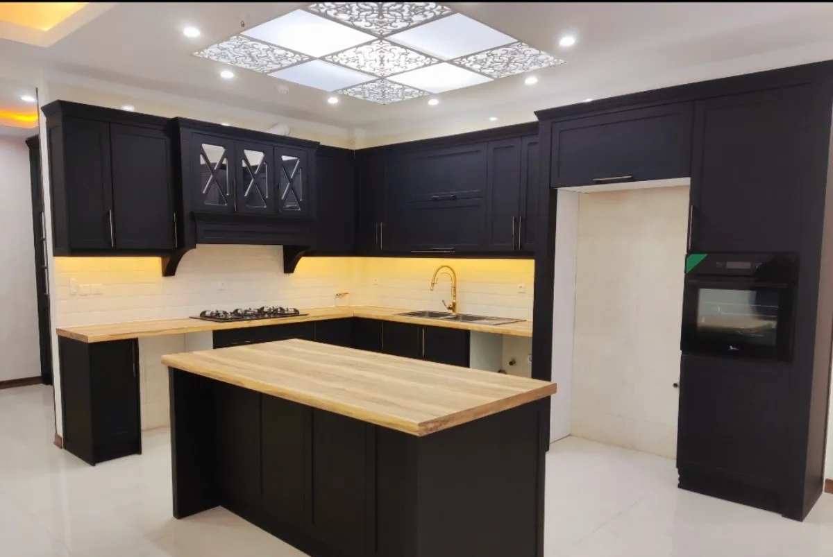 کابینت و جزیره نئوکلاسیک مشکی با صفحه کاینت چوبی
