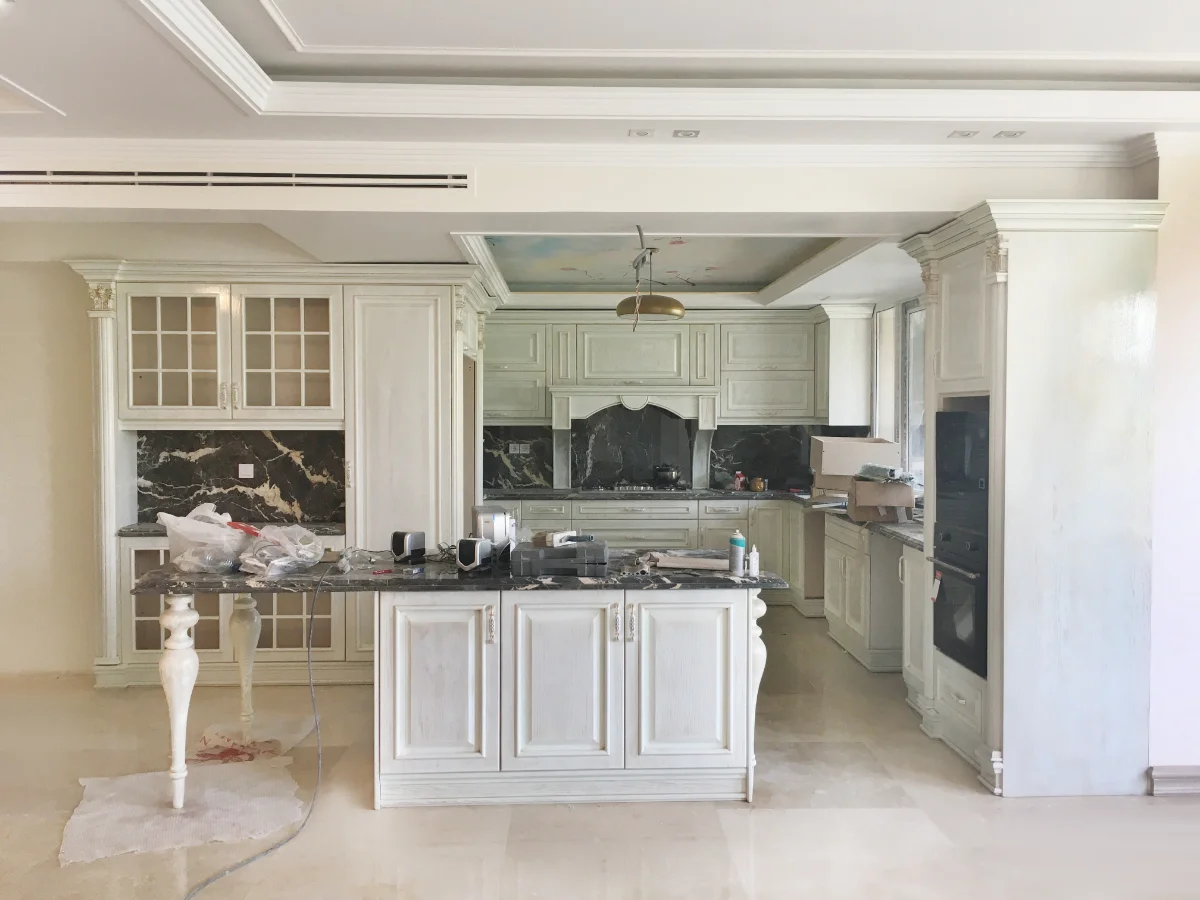 کابینت و جزیره کلاسیک سفید صدفی با صفحه کابینت سنگی مشکی