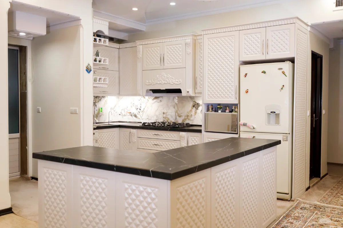 کابینت سفید ممبران کلاسیک با طراحی لوزی شکل