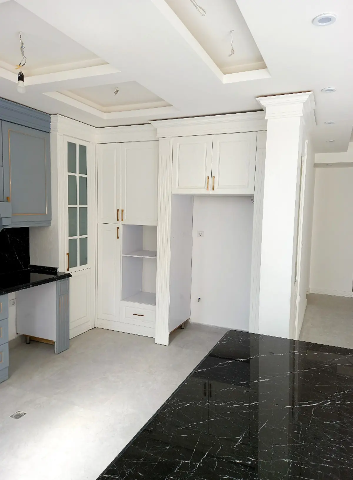کابینت نئوکلاسیک سفید طوسی با رگه‌های طلایی و دستگیره طلایی