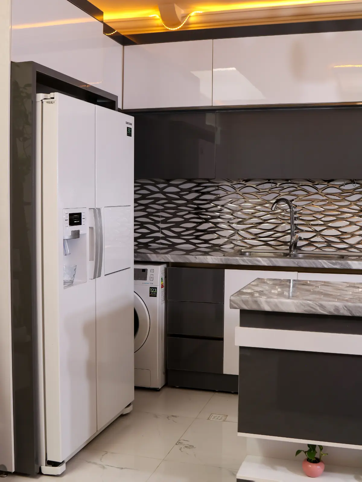 تاج مشکی کابینت هایگلاس سفید مشکی پلکانی همراه با جزیره و صفحه کابینت سنگی