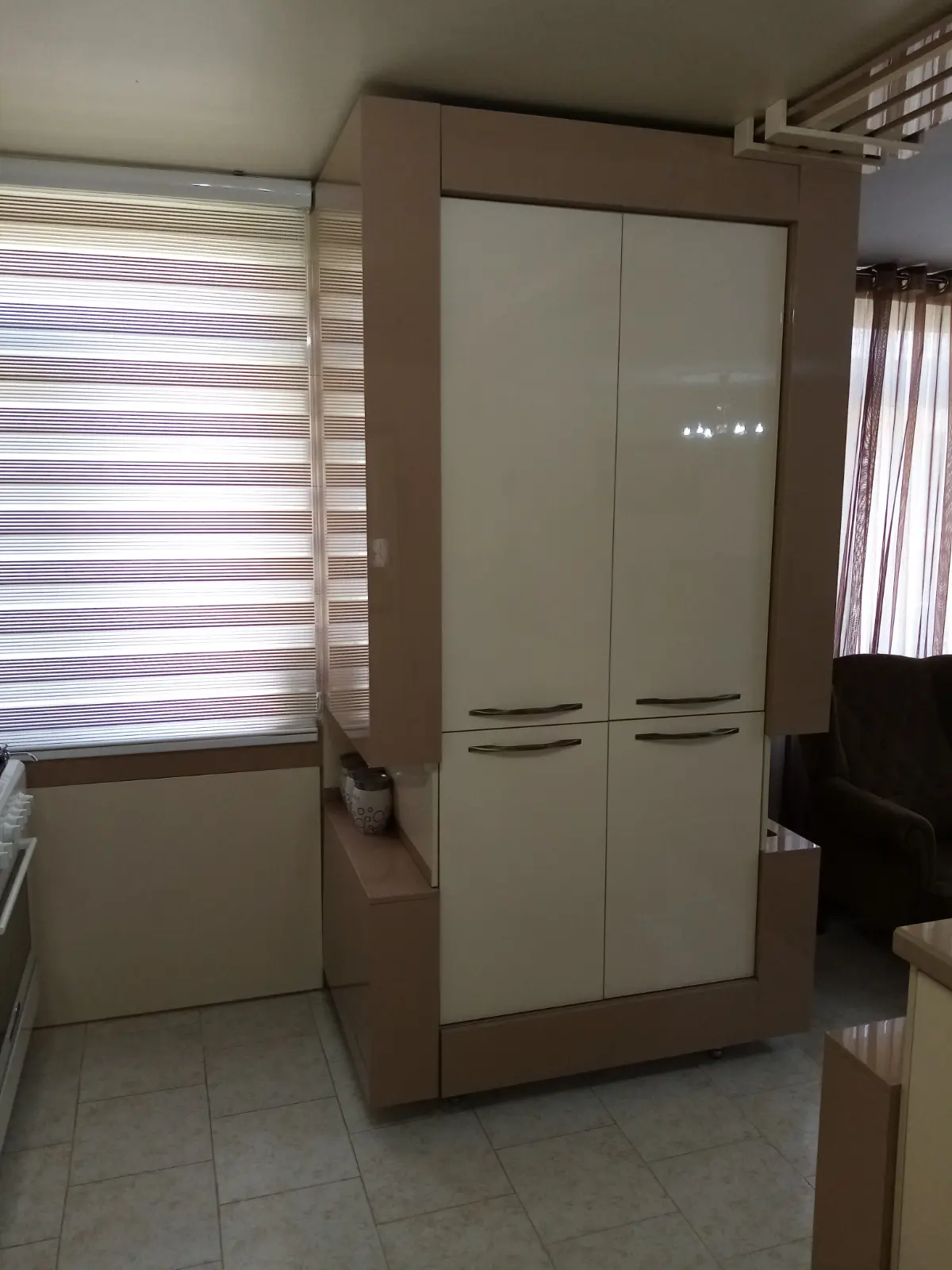 کابینت کمدی هایگلاس سفید کرم با دستگیره خطی استیل