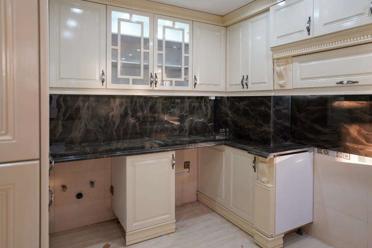درب کابینت روکش چوب کلاسیک سفید براق با درستگیره سرامیکی
