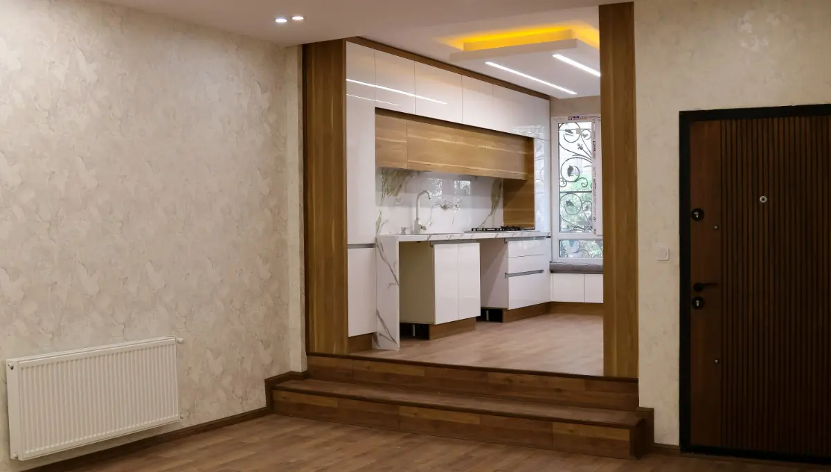 کابینت هایگلاس سفید پلکانی با طرح چوب و تاج چوبی