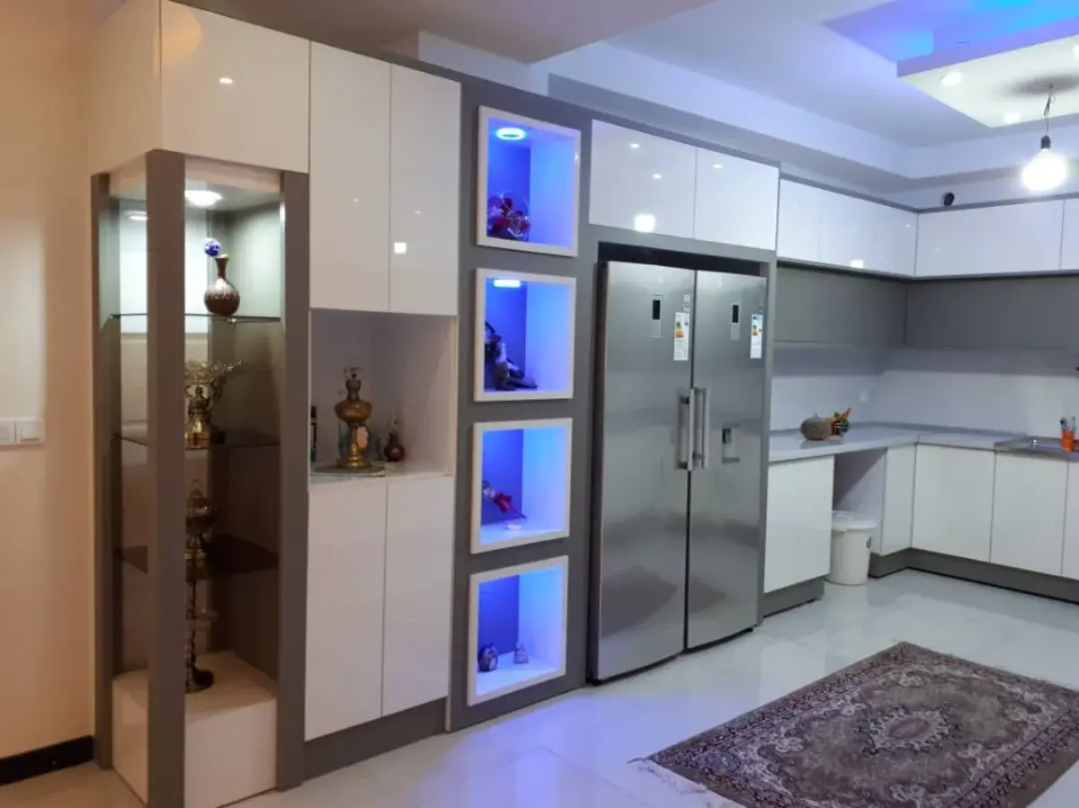 ویترین کابینت های گلاس سفید طوسی با نورپردازی مخفی