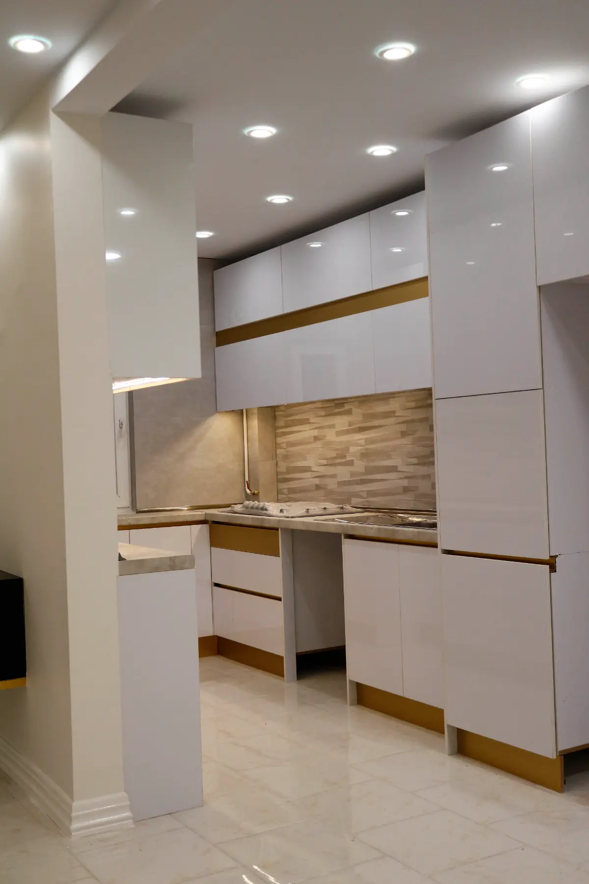 کابینت مدرن هایگلاس سفید طلایی براق بدون دستگیره