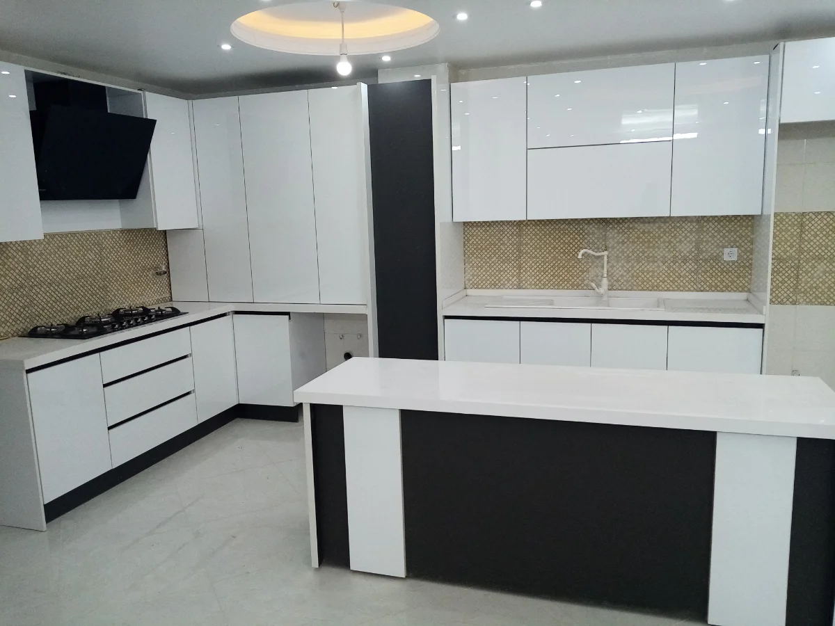 کابینت های گلاس سفید صدفی با جزیره هایگلاس سفید مشکی بدون دستگیره