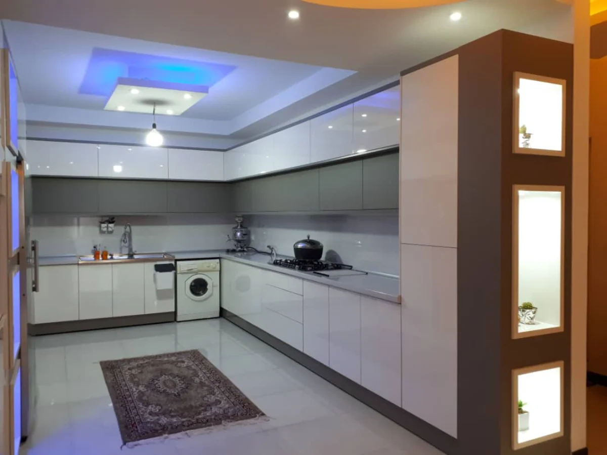 کابینت های گلاس سفید صدفی و طوسی پلکانی با نورپردازی مخفی