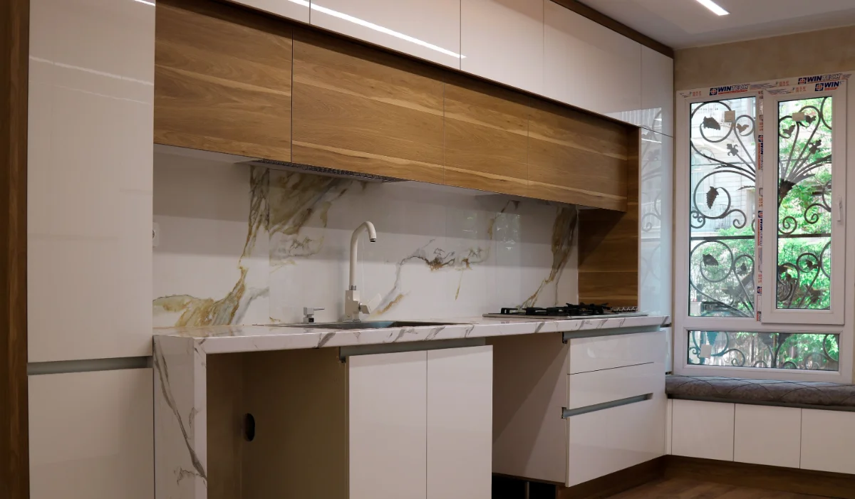 کابینت های گلاس سفید صدفی ترکیب با مرمر و چوب