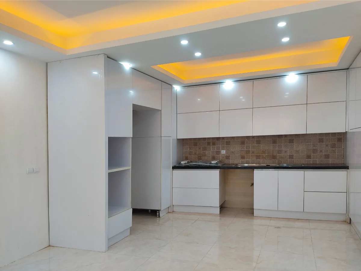 کابینت های گلاس سفید صدفی با نورپردازی مخفی