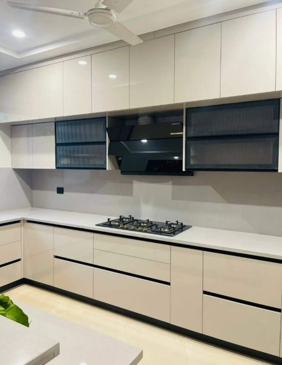 کابینت سفید کرم هایگلاس مدرن بدون دستگیره با صفحه کابینت سفید