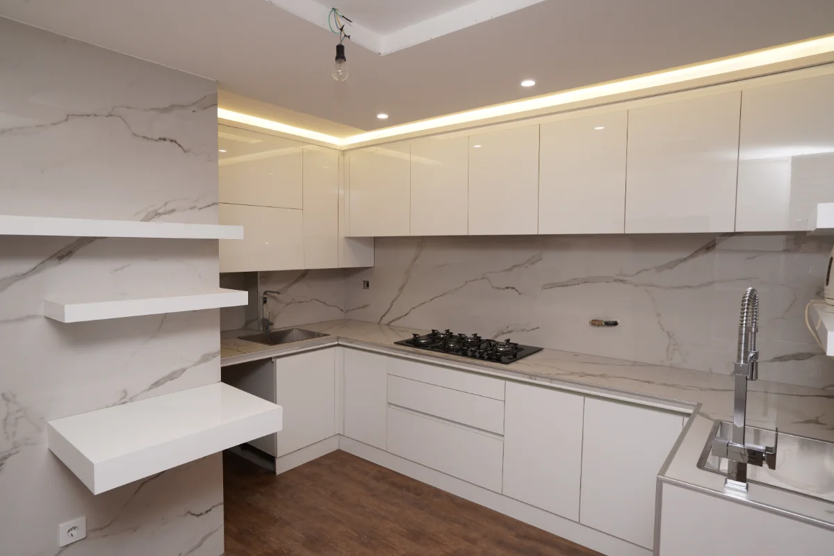 کابینت های گلاس سفید صدفی ترکیب با مرمر سفید کفپوش چوبی