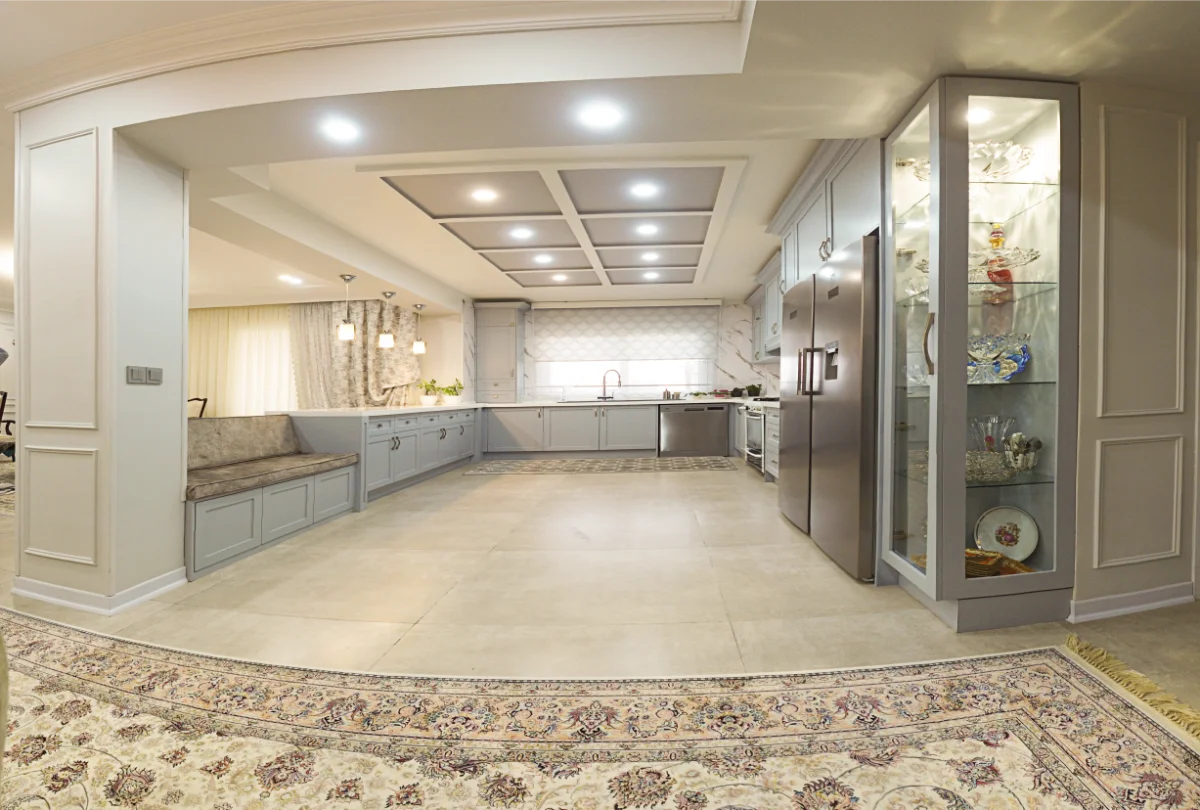 کابینت روکش چوب با رنگ پلی اورتان طوسی روشن به سبک نئوکلاسیک و درب ویترینی