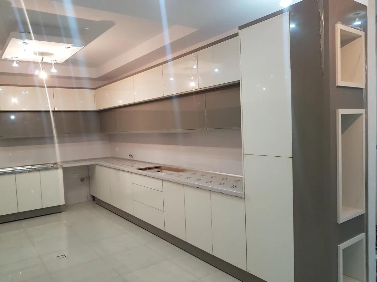 کابینت هایگلاس سفید طوسی پلکانی و صدفی مینیمال