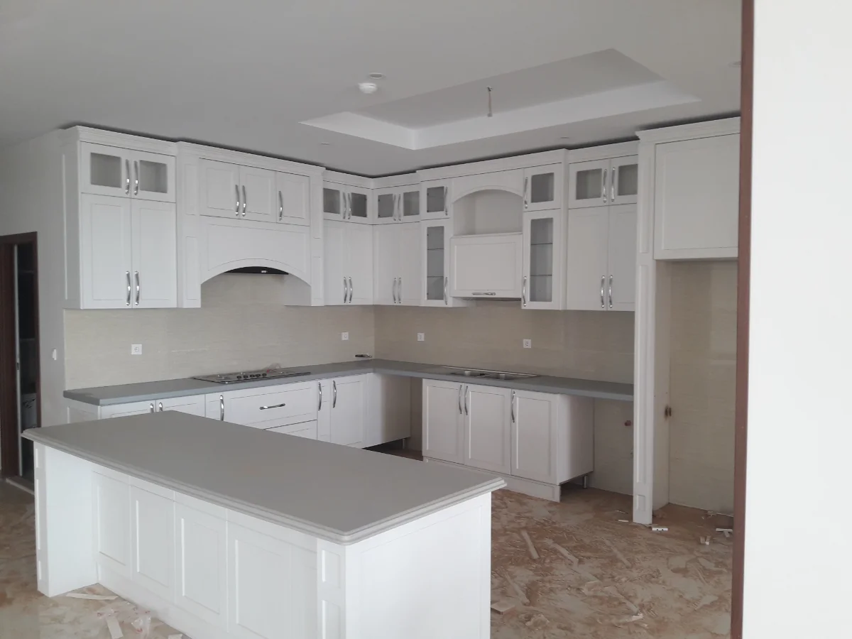 کابینت نئکلاسیک روکش چوب با رنگ پلی اورتان سفید با صفحه کابینت طوسی