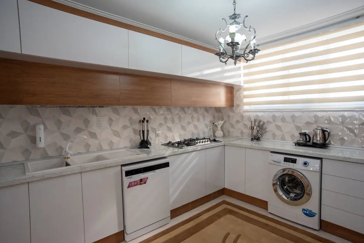 کابینت هایگلاس سفید چوبی مات بدون دستگیره با مدل پلکانی