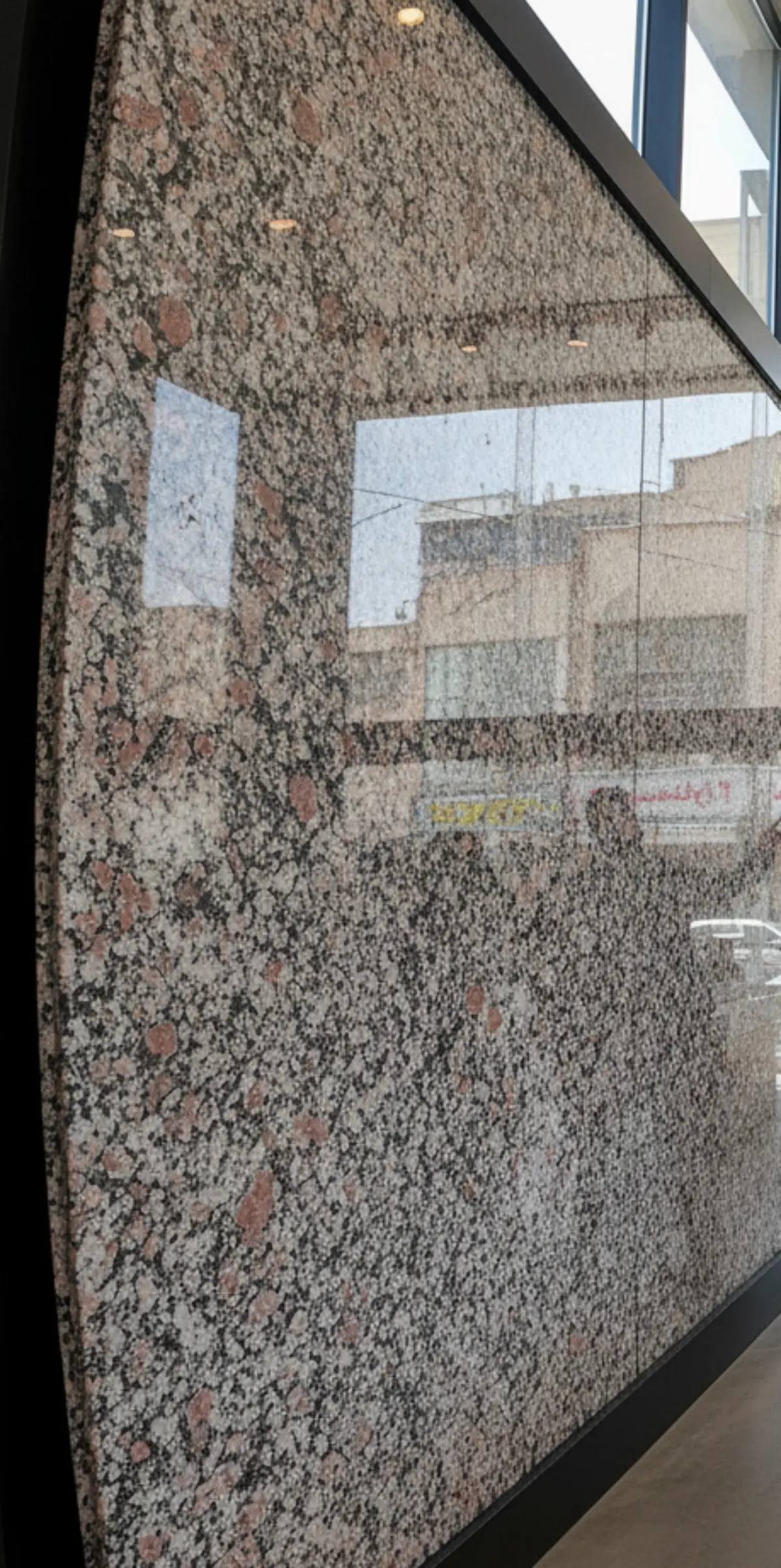 نمای نزدیک سنگ گرانیت چینی طوسی سفید براق