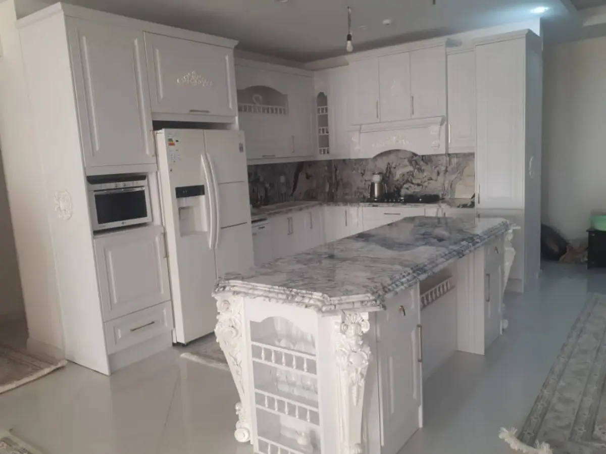 کابینت و جزیره ممبران سفید کلاسیک با صفحه کابینت سنگی سفید طوسی