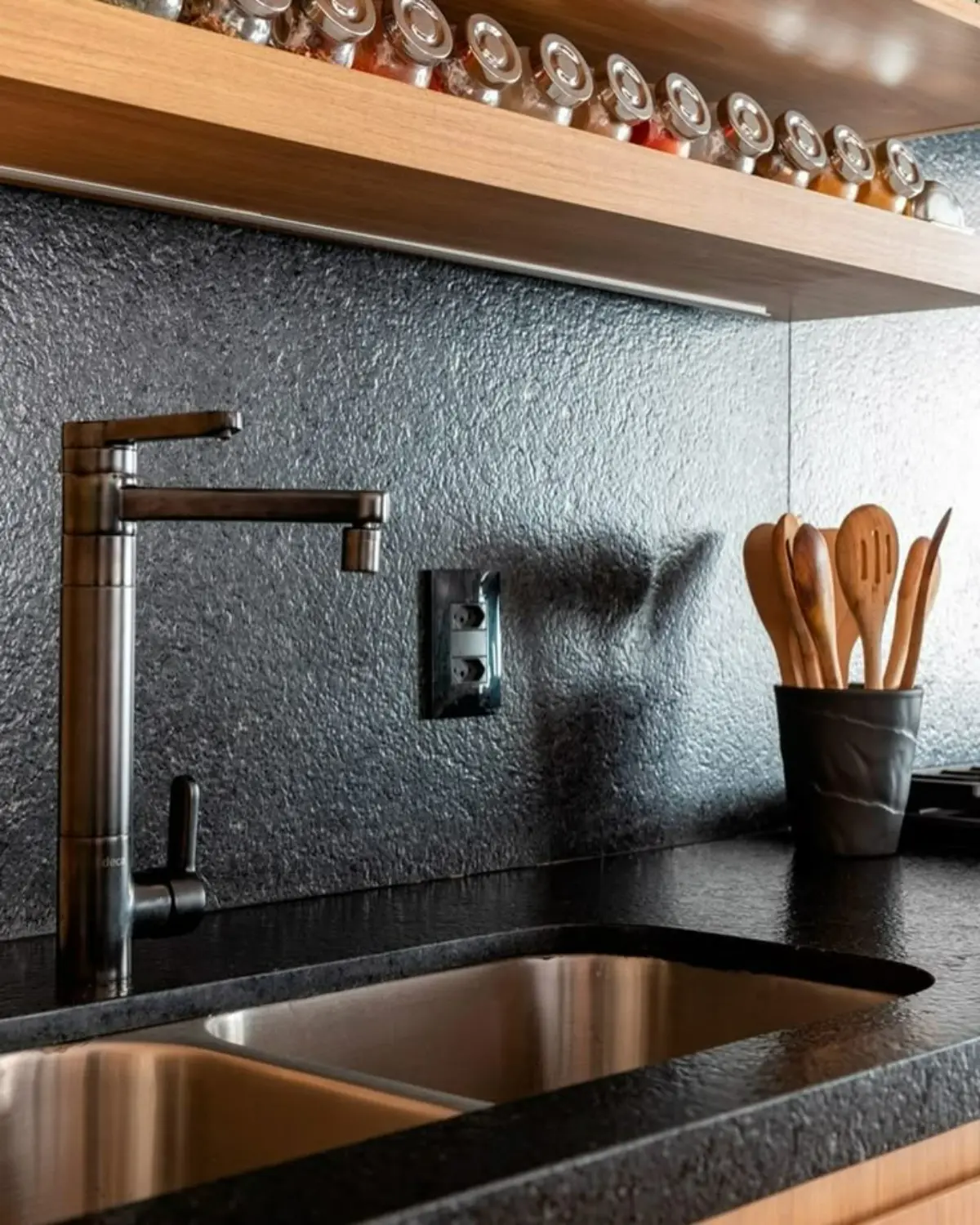 سنگ بین‌کابینتی و صفحه کابینت گرانیت چرمی مشکی