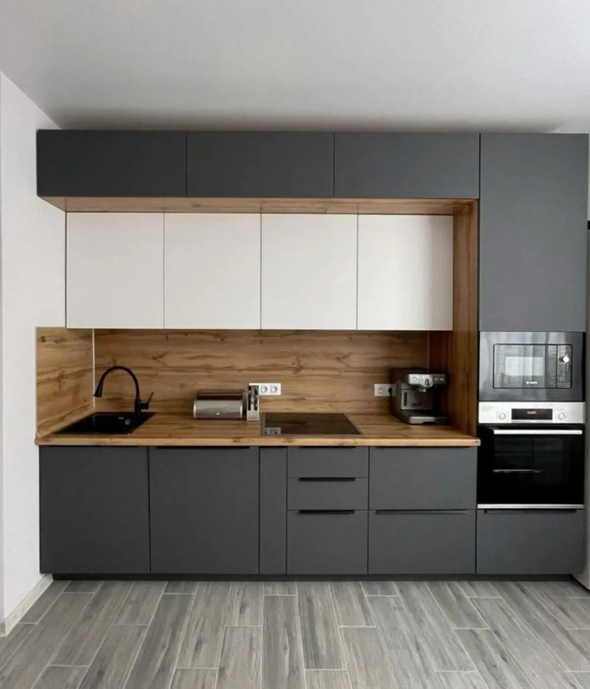 کابینت سفید طوسی پلکانی با بین‌کابینتی و صفحه کابینت چوبی
