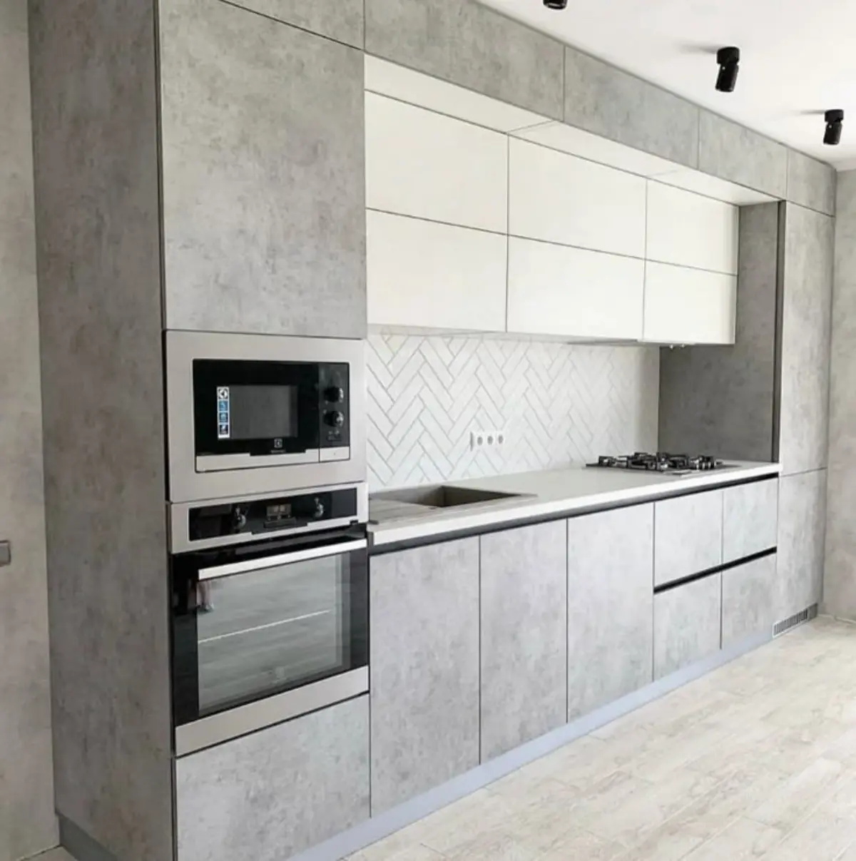 کابینت مدرن پلکانی سفید طوسی پتینه بدون دستگیره