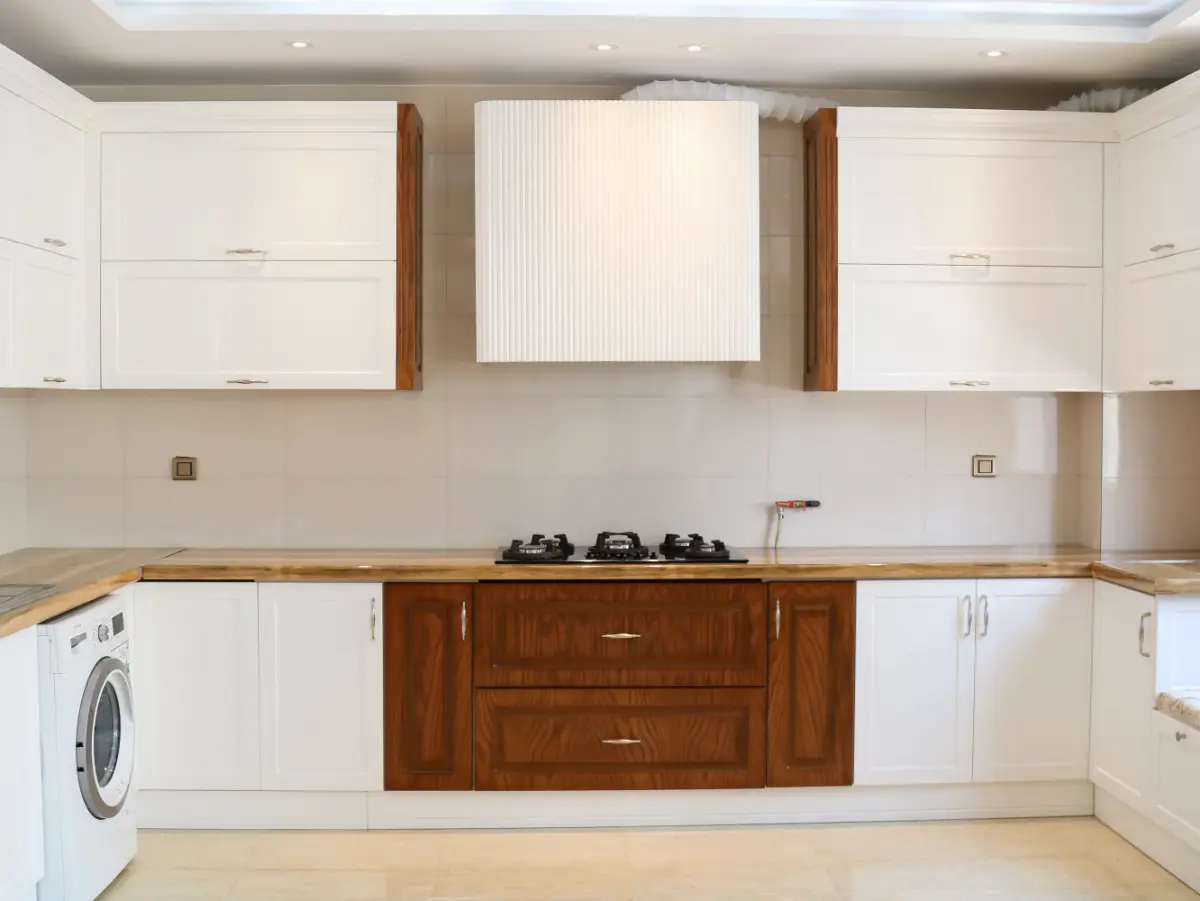کابینت نئوکلاسیک ممبران سفید و چوبی با دستگیره استیل