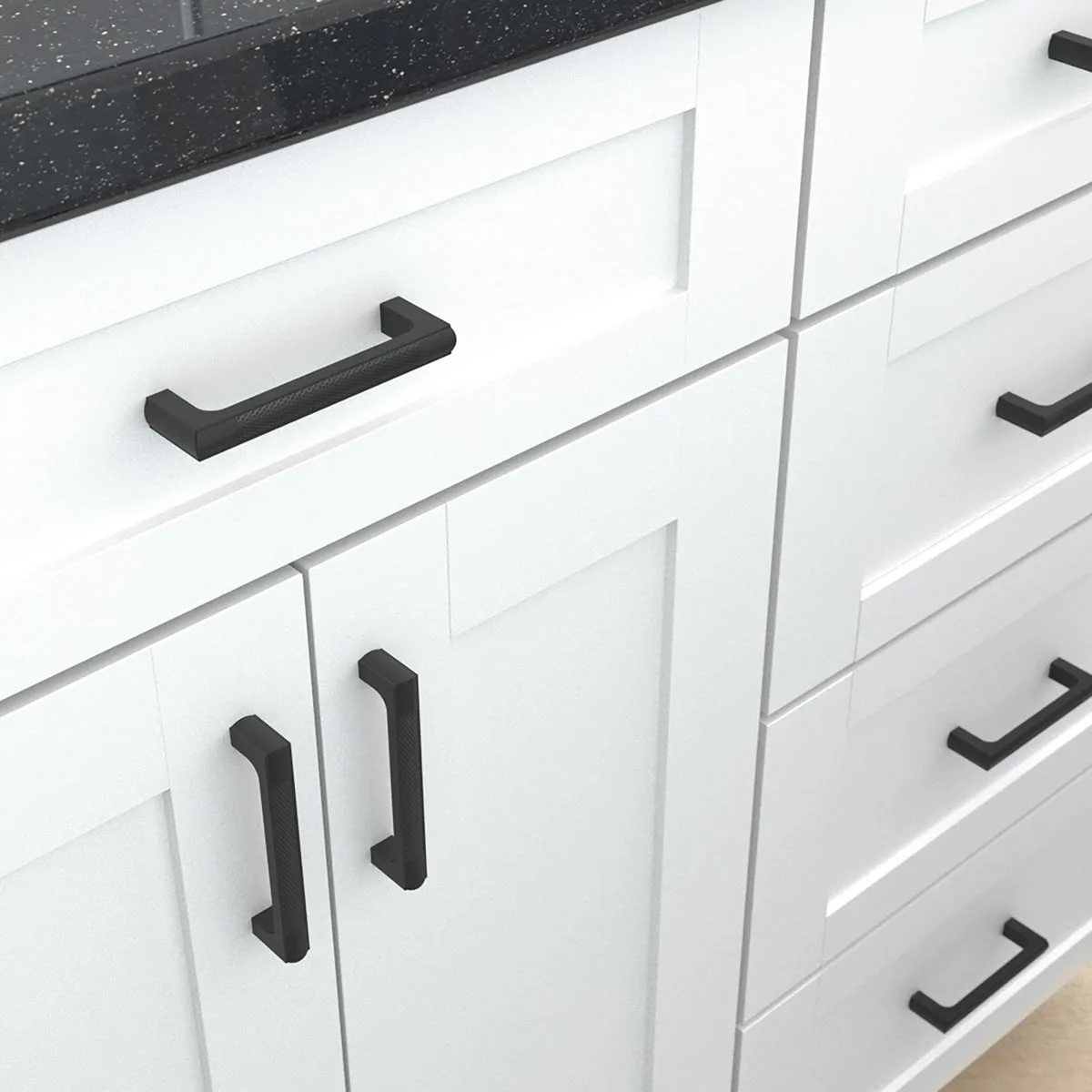 دستگیره‌های مشکی خطی با کابینت نئوکلاسیک سفید و صفحه کابینت مشکی