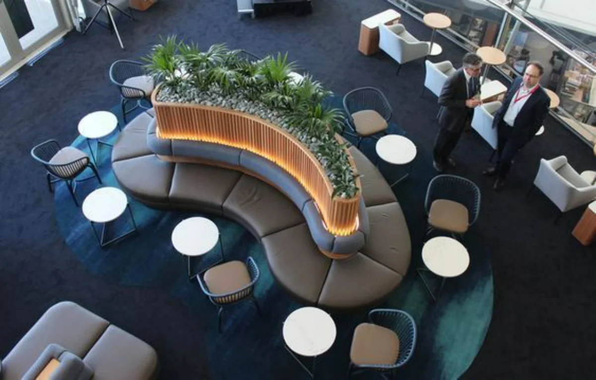 لابی اداری بانک با مبل چرمی قهوه‌ای