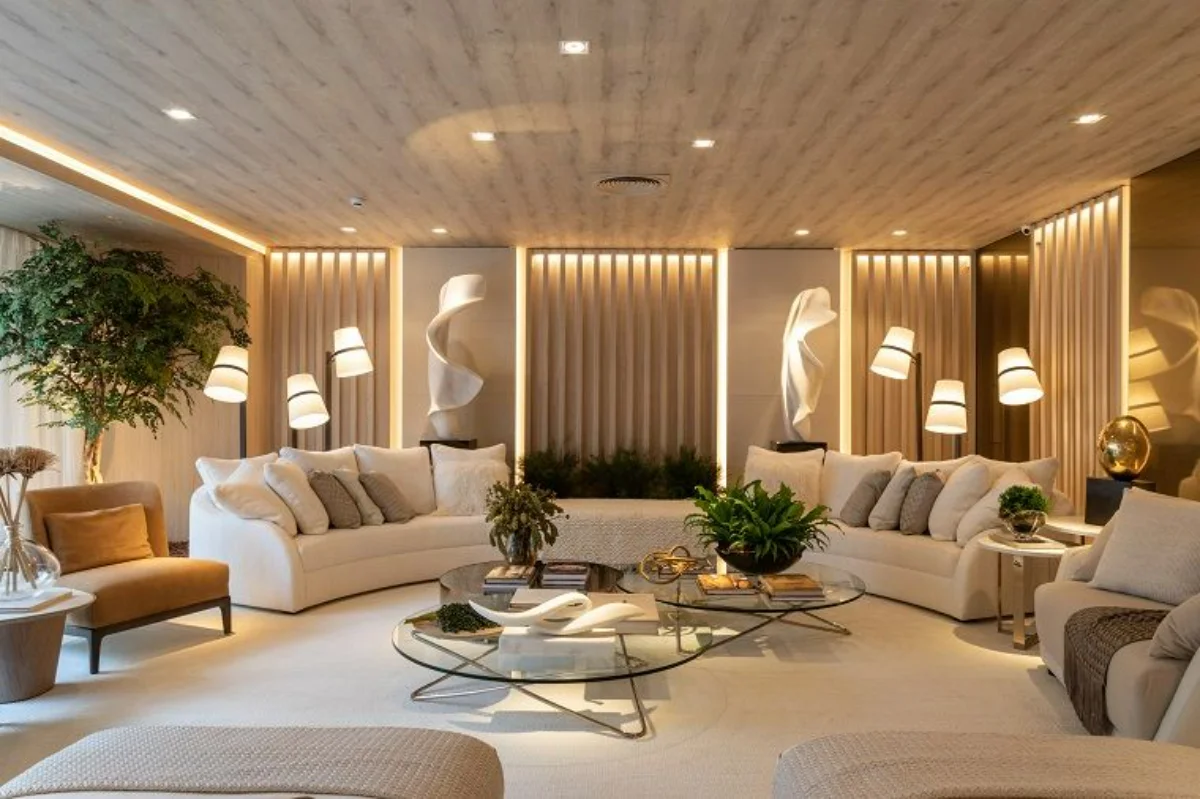 نورپردازی در دیوار و سقف لابی اداری با مبل مدرن سفید