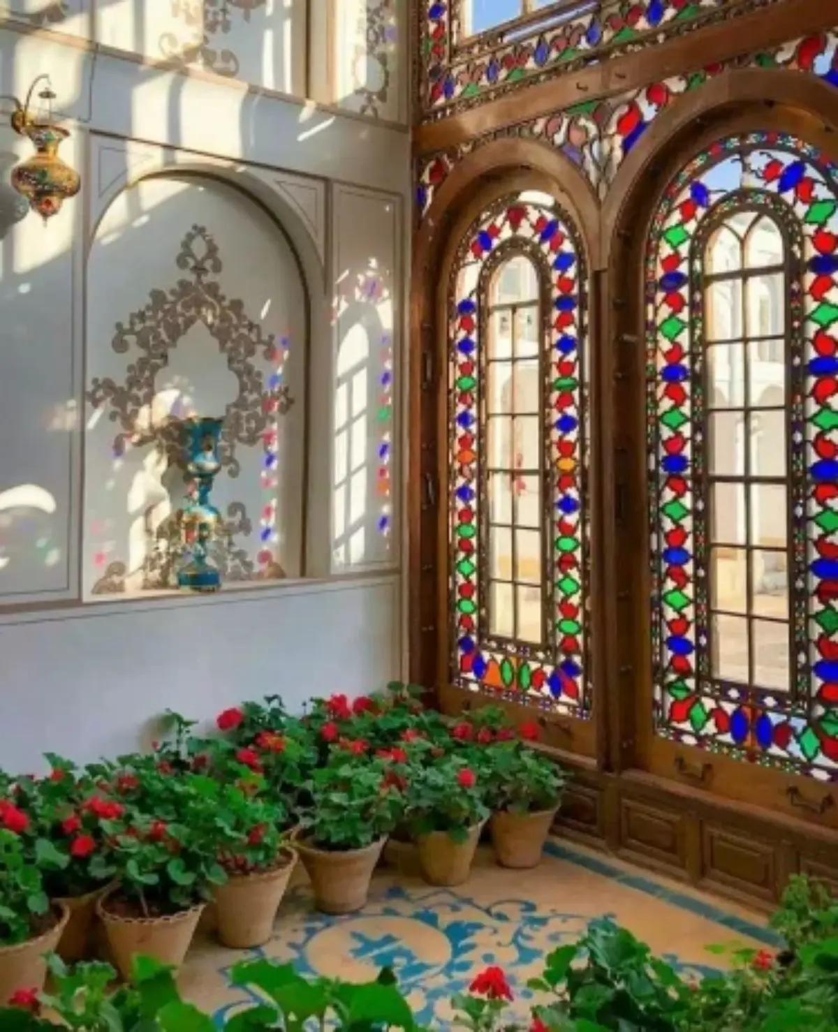 خانه قدیمی در اصفهان با پنجره رنگی