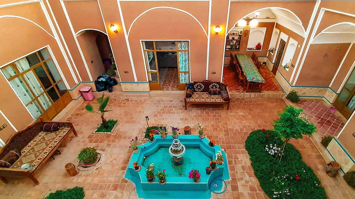 حیاط خانه بازسازی شده سنتی در رشت با حوض و کفپوش