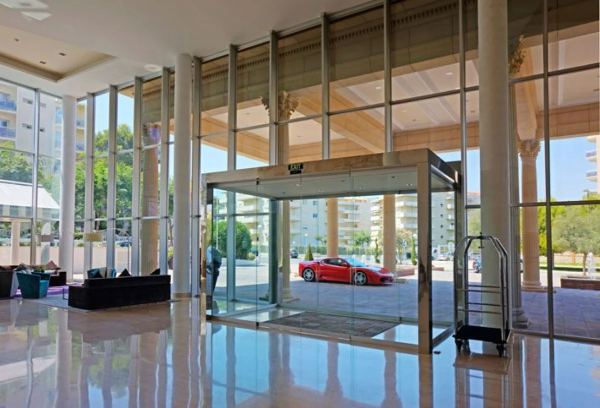 لابی اداری با درب اداری شیشه ای و کفپوش براق