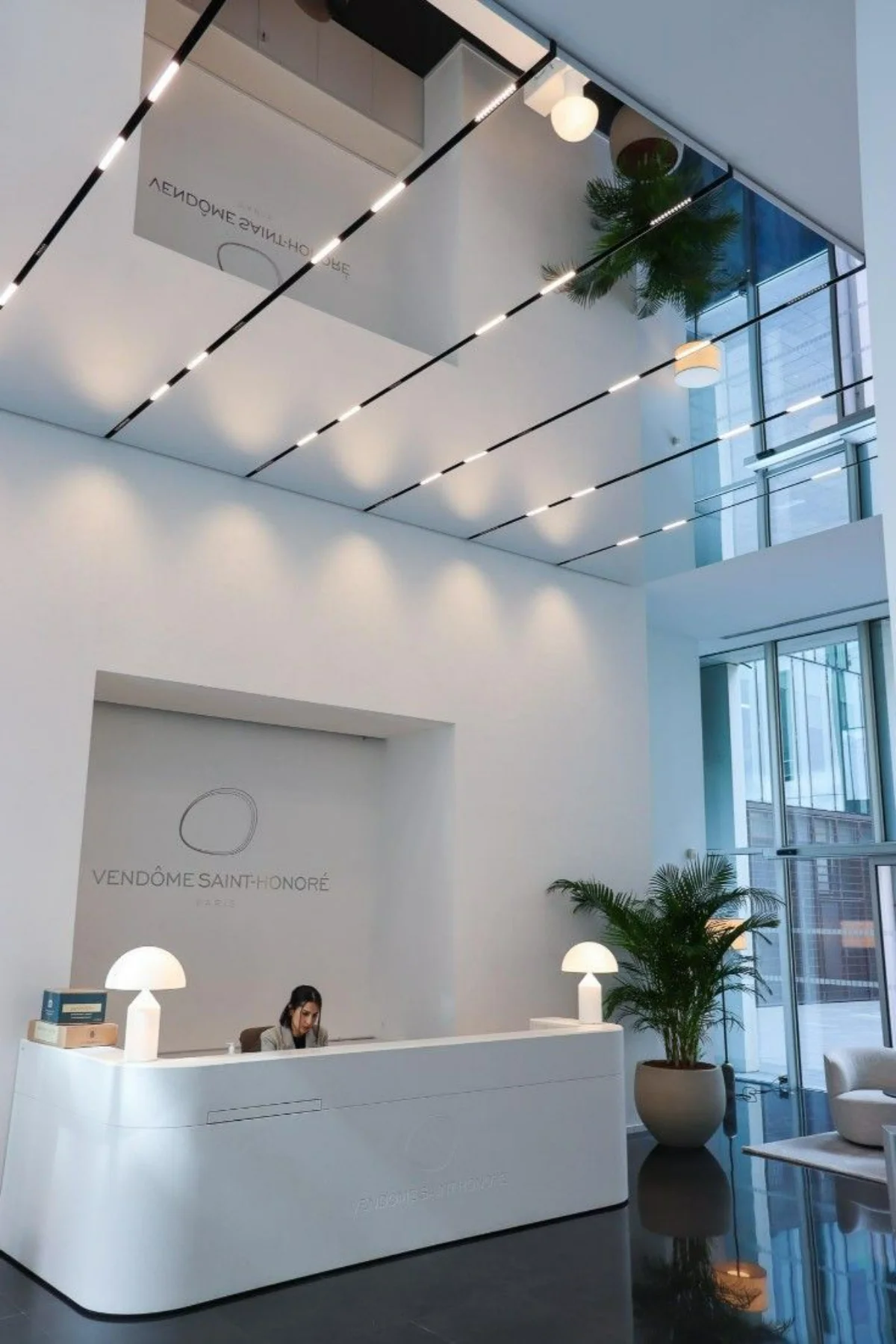  لابی اداری مدرن با رنگ سفید و سقف آینه