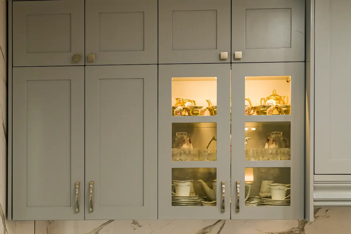 کابینت پلی اورتان کرم نئوکلاسیک با درب ویترینی